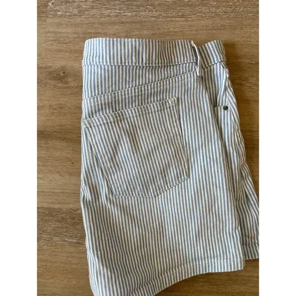 Abercrombie and Fitch Curve Love High Rise Dad Short - Picture 5 of 5